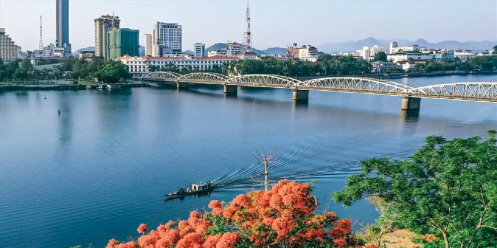 Truong Tien Bridge is a symbol of Hue ancient capital